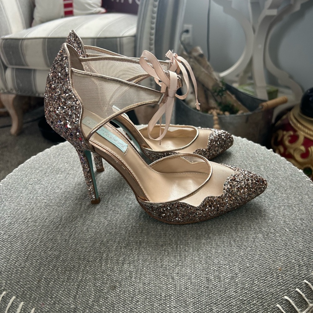 Elegant Glitter Pointed-Toe Heels - Picture 2 of 9